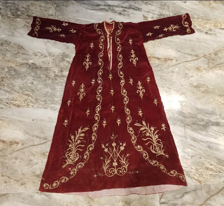 OSMANLI DÖNEMİ ALTIN SIRMA İŞLEMELİ KADİFE BİNDALLI ELBİSE