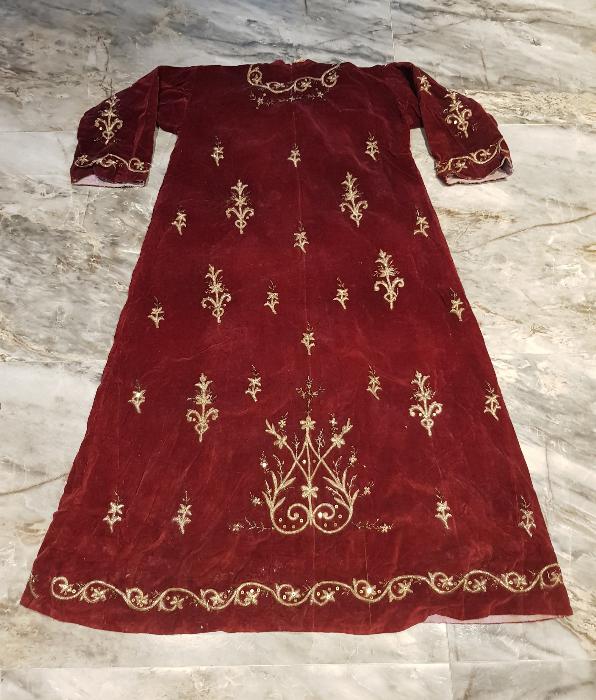 OSMANLI DÖNEMİ ALTIN SIRMA İŞLEMELİ KADİFE BİNDALLI ELBİSE