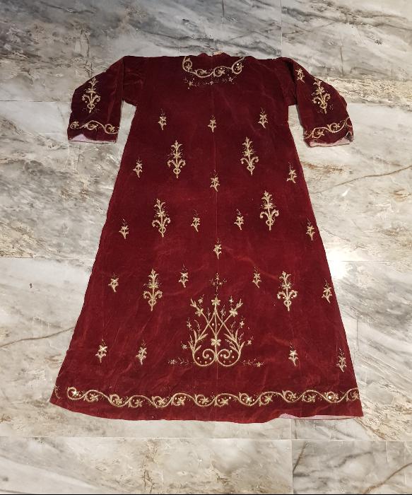 OSMANLI DÖNEMİ ALTIN SIRMA İŞLEMELİ KADİFE BİNDALLI ELBİSE