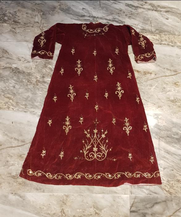 OSMANLI DÖNEMİ ALTIN SIRMA İŞLEMELİ KADİFE BİNDALLI ELBİSE