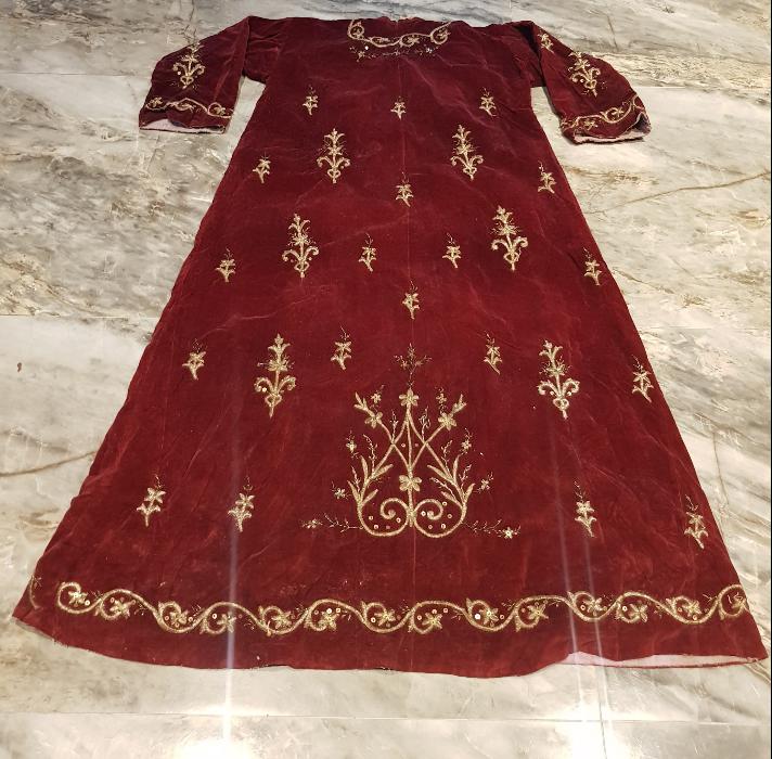OSMANLI DÖNEMİ ALTIN SIRMA İŞLEMELİ KADİFE BİNDALLI ELBİSE