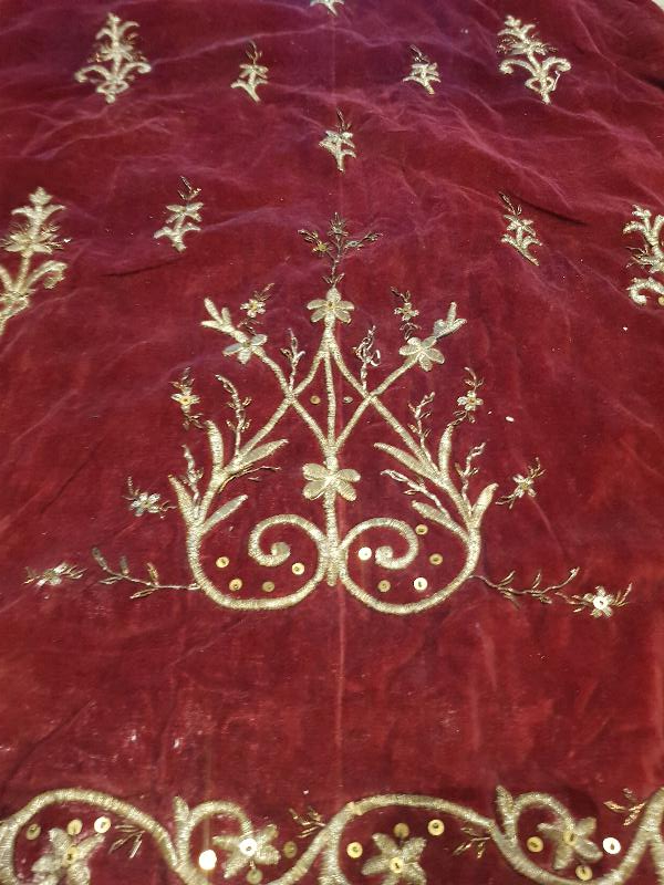 OSMANLI DÖNEMİ ALTIN SIRMA İŞLEMELİ KADİFE BİNDALLI ELBİSE