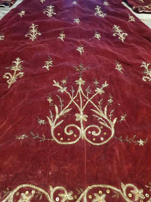 OSMANLI DÖNEMİ ALTIN SIRMA İŞLEMELİ KADİFE BİNDALLI ELBİSE