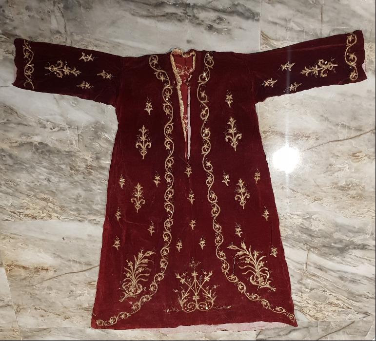 OSMANLI DÖNEMİ ALTIN SIRMA İŞLEMELİ KADİFE BİNDALLI ELBİSE