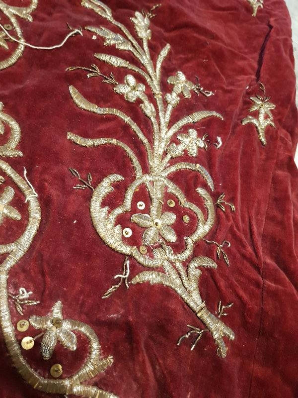 OSMANLI DÖNEMİ ALTIN SIRMA İŞLEMELİ KADİFE BİNDALLI ELBİSE