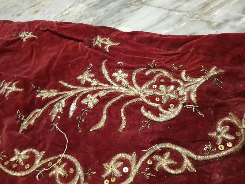 OSMANLI DÖNEMİ ALTIN SIRMA İŞLEMELİ KADİFE BİNDALLI ELBİSE