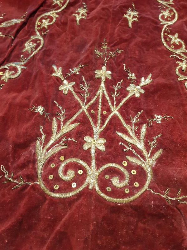 OSMANLI DÖNEMİ ALTIN SIRMA İŞLEMELİ KADİFE BİNDALLI ELBİSE