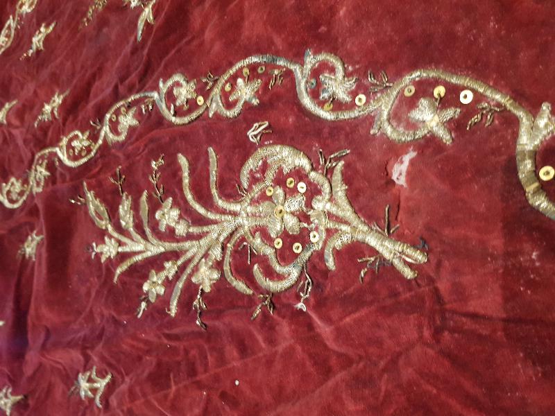 OSMANLI DÖNEMİ ALTIN SIRMA İŞLEMELİ KADİFE BİNDALLI ELBİSE