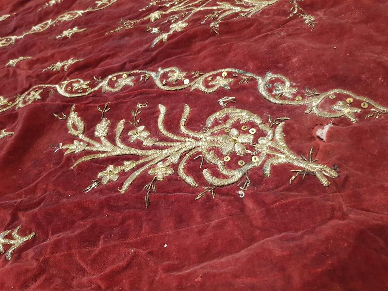 OSMANLI DÖNEMİ ALTIN SIRMA İŞLEMELİ KADİFE BİNDALLI ELBİSE