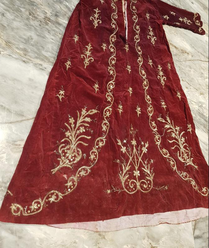 OSMANLI DÖNEMİ ALTIN SIRMA İŞLEMELİ KADİFE BİNDALLI ELBİSE