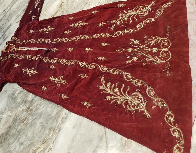 OSMANLI DÖNEMİ ALTIN SIRMA İŞLEMELİ KADİFE BİNDALLI ELBİSE