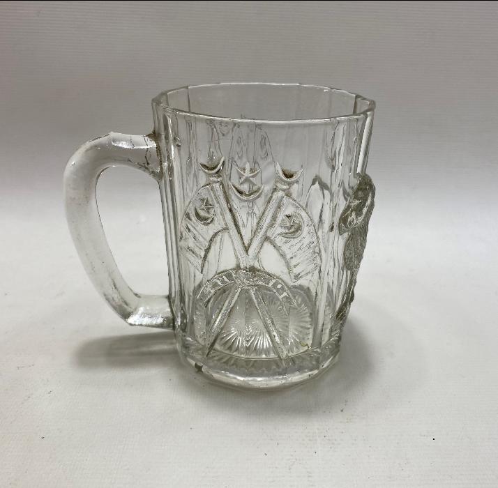 OSMANLI DÖNEMİ AY YILDIZLI BAYRAK VE ASLAN KABARTMA RESİMLİ BİRA BARDAĞI