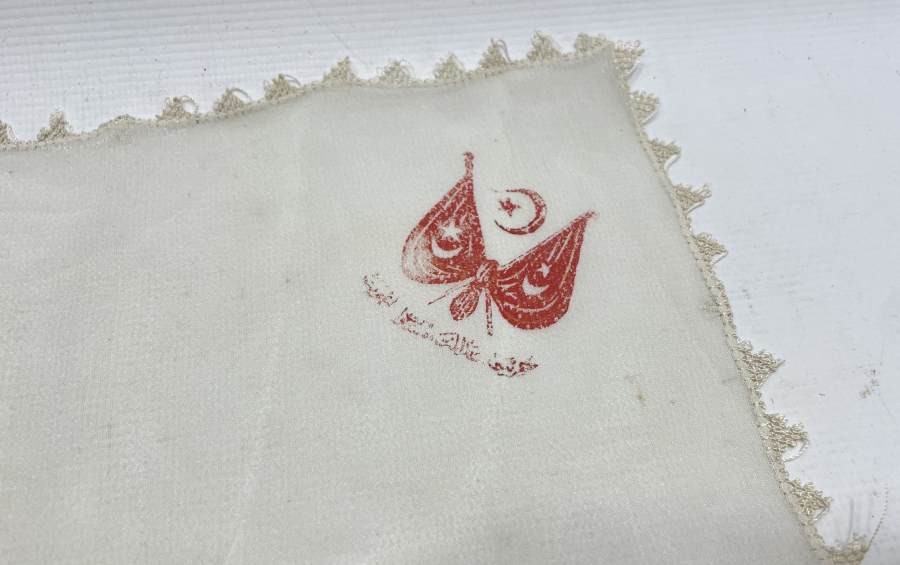OSMANLI DÖNEMİ ÜZERİ MEŞRUTİYET ARMALI VE OSMANLICA YAZILI İPEK MENDİL