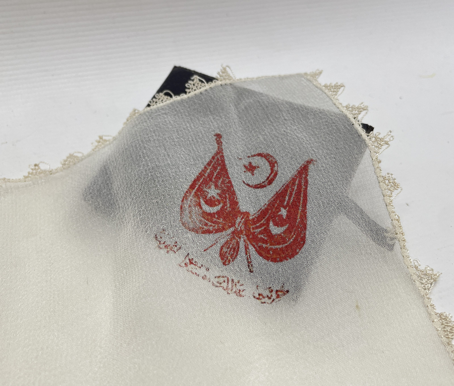 OSMANLI DÖNEMİ ÜZERİ MEŞRUTİYET ARMALI VE OSMANLICA YAZILI İPEK MENDİL