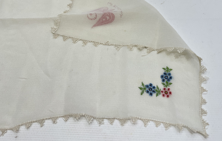 OSMANLI DÖNEMİ ÜZERİ MEŞRUTİYET ARMALI VE OSMANLICA YAZILI İPEK MENDİL