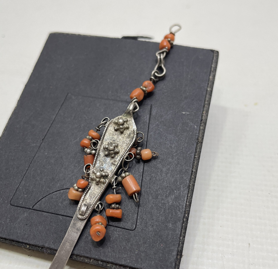 OSMANLI DÖNEMİ NADİR FORMDA MERCAN TAŞLI ŞAMAN İŞİ GÜMÜŞ TAKI