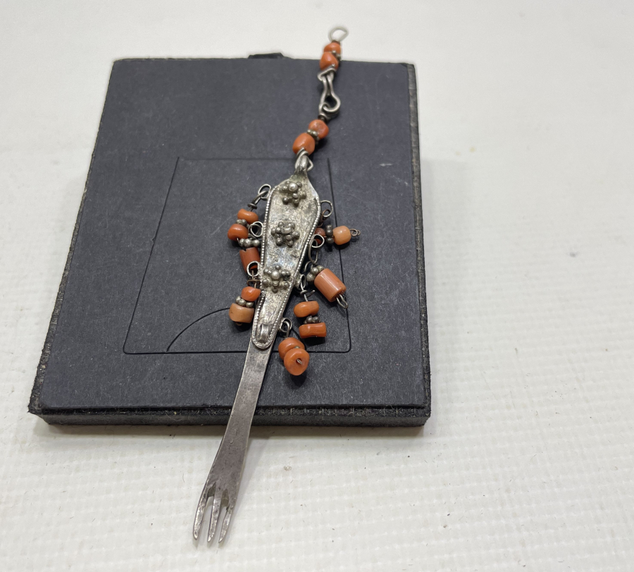 OSMANLI DÖNEMİ NADİR FORMDA MERCAN TAŞLI ŞAMAN İŞİ GÜMÜŞ TAKI