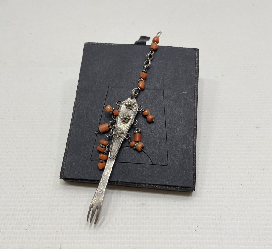 OSMANLI DÖNEMİ NADİR FORMDA MERCAN TAŞLI ŞAMAN İŞİ GÜMÜŞ TAKI