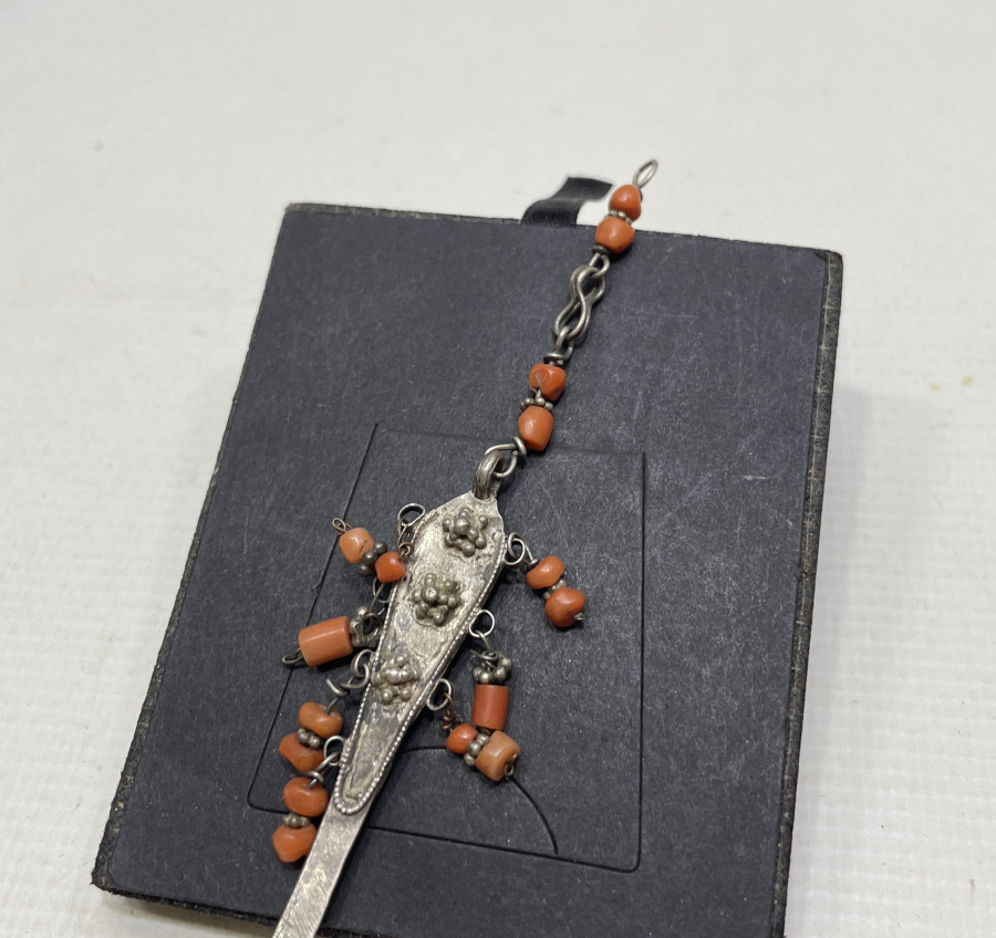 OSMANLI DÖNEMİ NADİR FORMDA MERCAN TAŞLI ŞAMAN İŞİ GÜMÜŞ TAKI