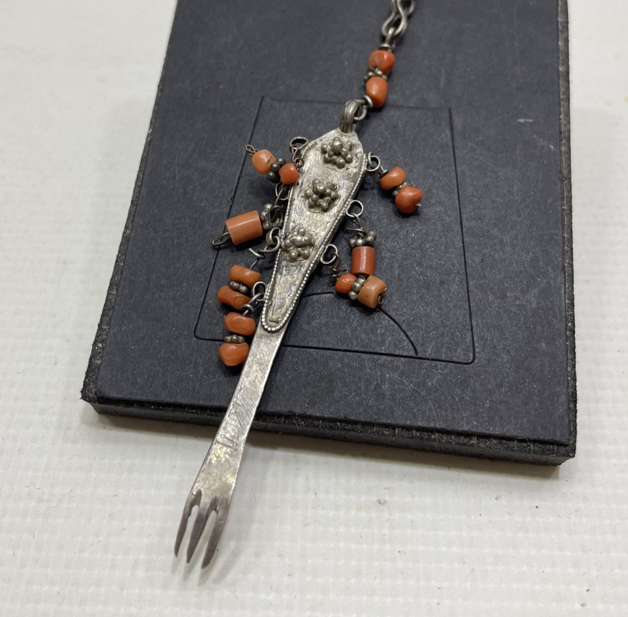 OSMANLI DÖNEMİ NADİR FORMDA MERCAN TAŞLI ŞAMAN İŞİ GÜMÜŞ TAKI