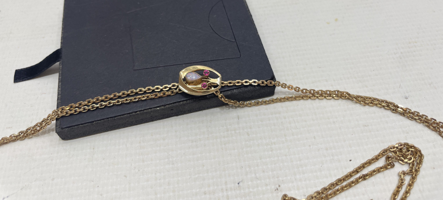 ÜZERİ DOĞAL TAŞLI ALTIN KAPLAMA CEP SAATİ KÖSTEĞİ