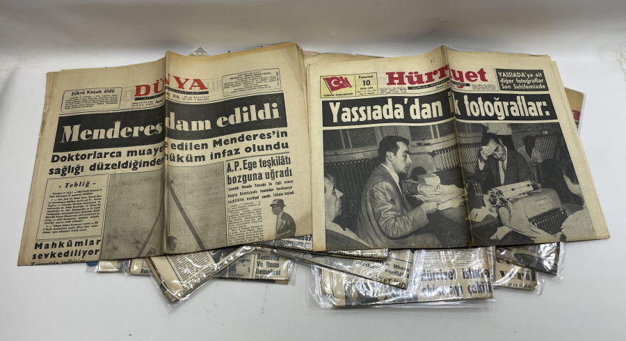 ADNAN MENDERES'İN ASILMASI İLE İLGİLİ GAZETELERİN YER ALDIĞI 60 İHTİLALİ GAZETE LOTU