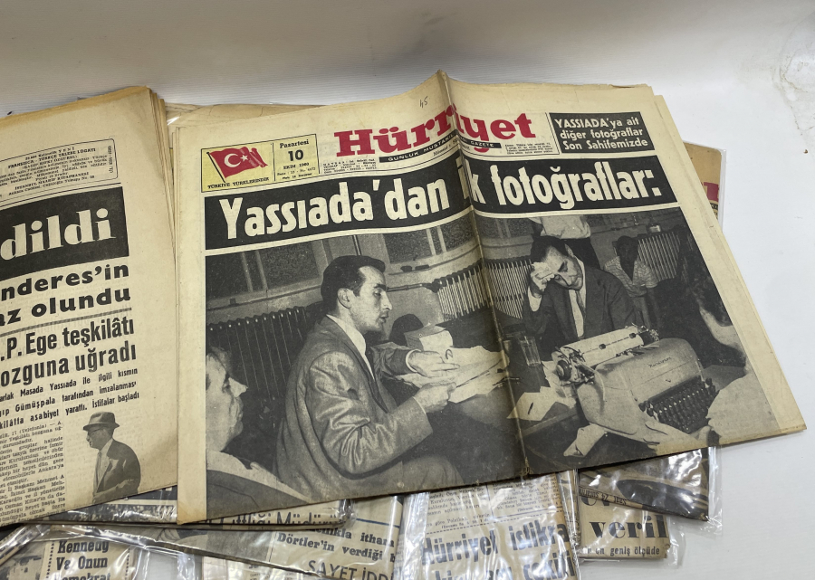 ADNAN MENDERES'İN ASILMASI İLE İLGİLİ GAZETELERİN YER ALDIĞI 60 İHTİLALİ GAZETE LOTU