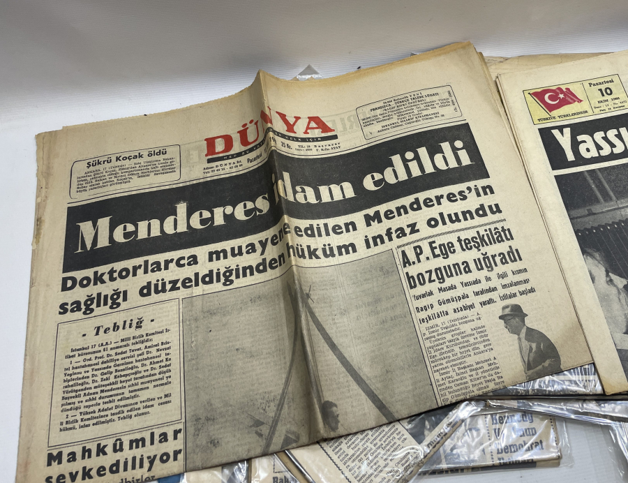 ADNAN MENDERES'İN ASILMASI İLE İLGİLİ GAZETELERİN YER ALDIĞI 60 İHTİLALİ GAZETE LOTU