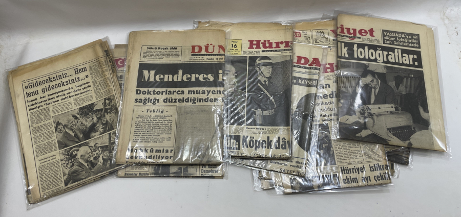 ADNAN MENDERES'İN ASILMASI İLE İLGİLİ GAZETELERİN YER ALDIĞI 60 İHTİLALİ GAZETE LOTU