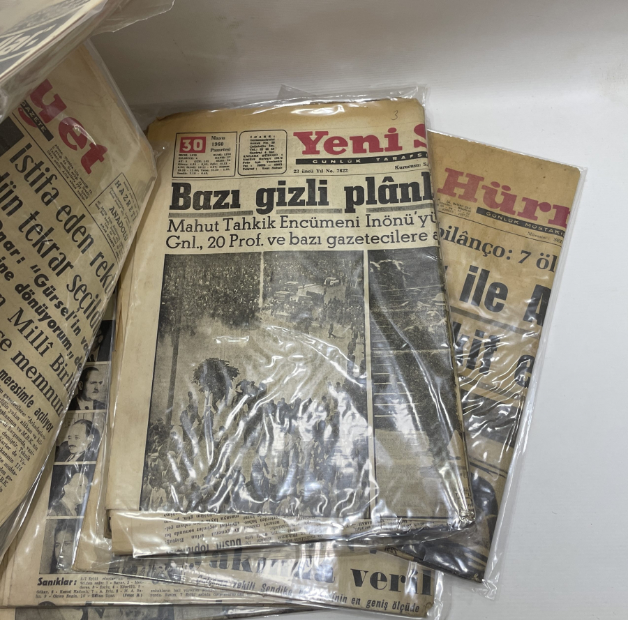 ADNAN MENDERES'İN ASILMASI İLE İLGİLİ GAZETELERİN YER ALDIĞI 60 İHTİLALİ GAZETE LOTU