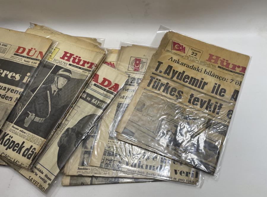 ADNAN MENDERES'İN ASILMASI İLE İLGİLİ GAZETELERİN YER ALDIĞI 60 İHTİLALİ GAZETE LOTU