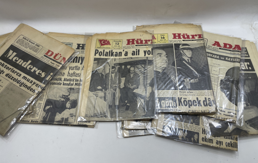 ADNAN MENDERES'İN ASILMASI İLE İLGİLİ GAZETELERİN YER ALDIĞI 60 İHTİLALİ GAZETE LOTU