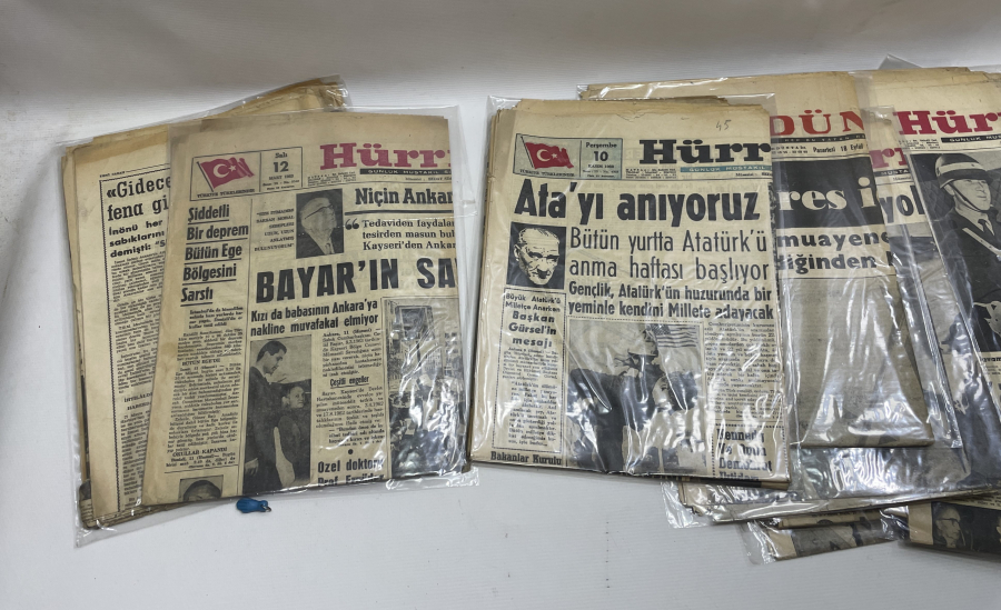 ADNAN MENDERES'İN ASILMASI İLE İLGİLİ GAZETELERİN YER ALDIĞI 60 İHTİLALİ GAZETE LOTU