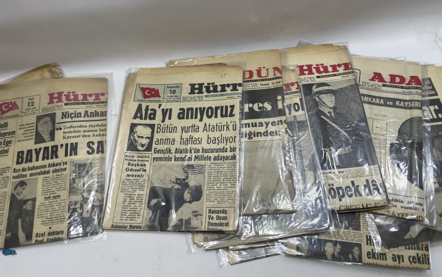 ADNAN MENDERES'İN ASILMASI İLE İLGİLİ GAZETELERİN YER ALDIĞI 60 İHTİLALİ GAZETE LOTU
