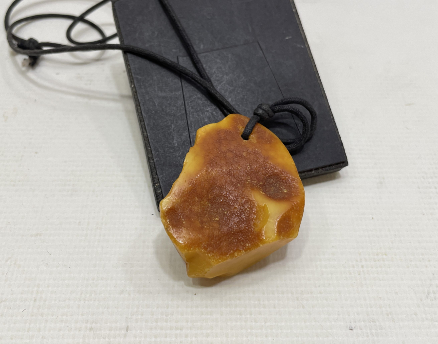 DOĞAL KEHRİBARDAN YAPILMIŞ KOLYE - KAYA DAMLA KÜTLE KOLYE