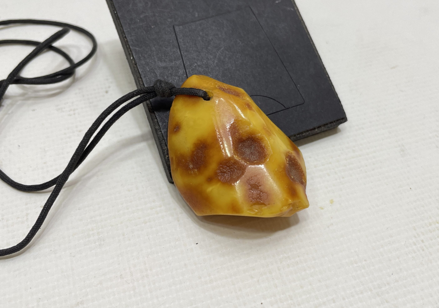 DOĞAL KEHRİBARDAN YAPILMIŞ KOLYE - KAYA DAMLA KÜTLE KOLYE