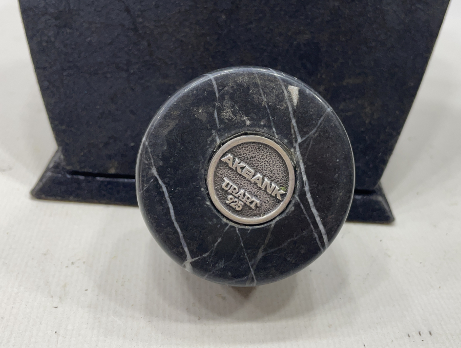 GÜMÜŞ VE MERMERDEN YAPILMIŞ AKBANK KAĞIT AĞIRLIĞI