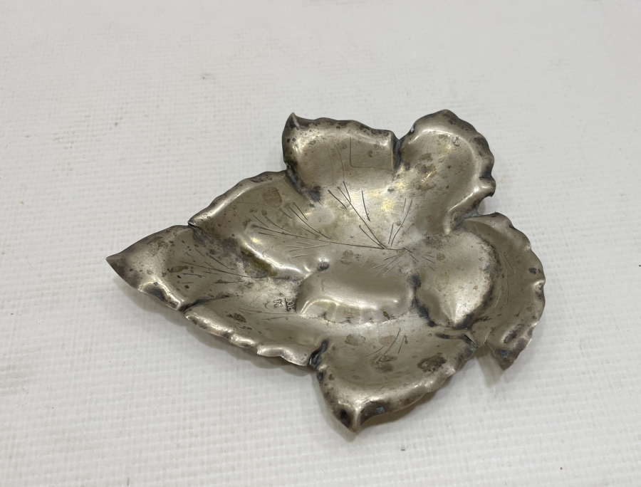 ÇINAR YAPRAĞI FORMUNDA ANTİKA GÜMÜŞ İKRAMLIK