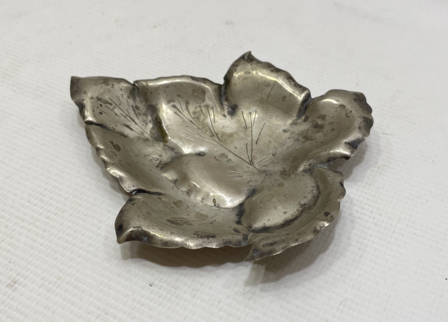 ÇINAR YAPRAĞI FORMUNDA ANTİKA GÜMÜŞ İKRAMLIK