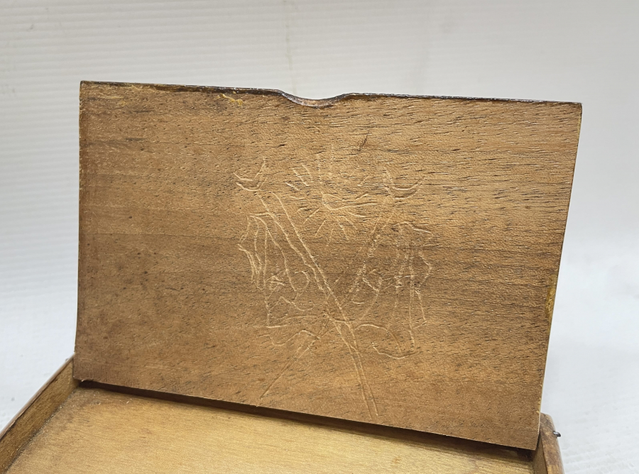 İÇİNDE MEŞRUTİYET SANCAĞI BULUNAN OSMANLI DÖNEMİ RUM İŞİ TÜTÜN TABAKASI