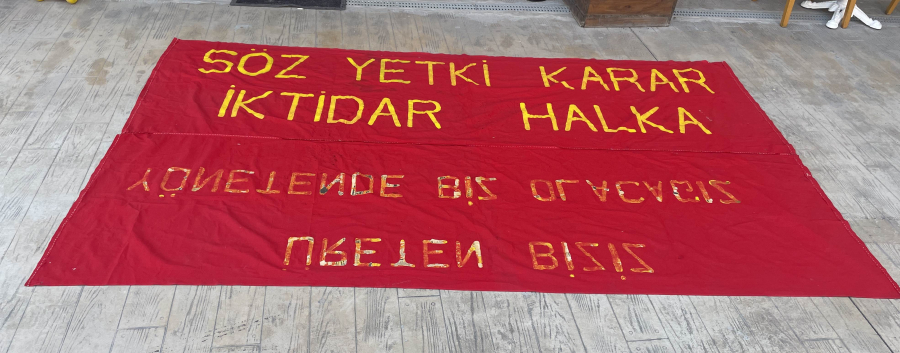 SİYASET TARİHİ - 1970 LERDEN DEV BOYDA KUMAŞ ÜZERİ EL YAZMASI SİYASİ AFİŞ