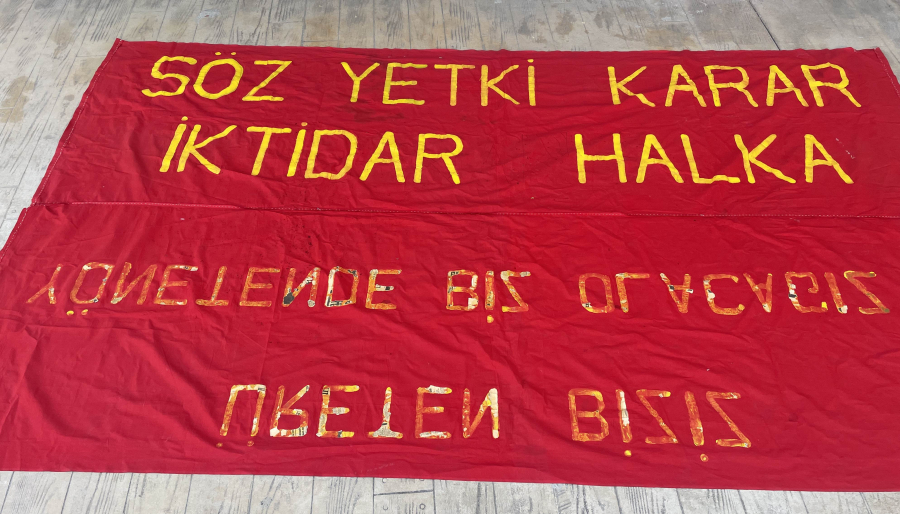 SİYASET TARİHİ - 1970 LERDEN DEV BOYDA KUMAŞ ÜZERİ EL YAZMASI SİYASİ AFİŞ