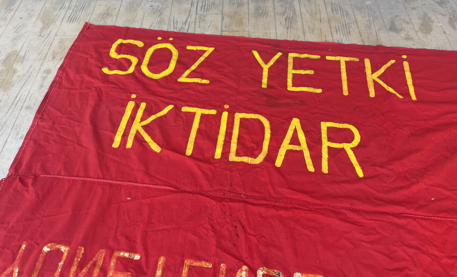 SİYASET TARİHİ - 1970 LERDEN DEV BOYDA KUMAŞ ÜZERİ EL YAZMASI SİYASİ AFİŞ