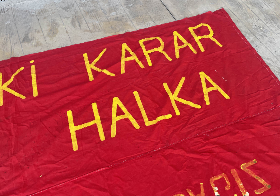 SİYASET TARİHİ - 1970 LERDEN DEV BOYDA KUMAŞ ÜZERİ EL YAZMASI SİYASİ AFİŞ