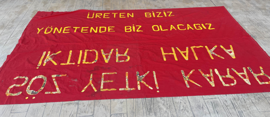 SİYASET TARİHİ - 1970 LERDEN DEV BOYDA KUMAŞ ÜZERİ EL YAZMASI SİYASİ AFİŞ