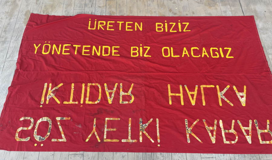 SİYASET TARİHİ - 1970 LERDEN DEV BOYDA KUMAŞ ÜZERİ EL YAZMASI SİYASİ AFİŞ