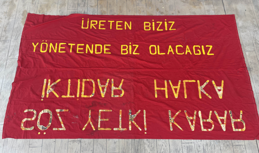 SİYASET TARİHİ - 1970 LERDEN DEV BOYDA KUMAŞ ÜZERİ EL YAZMASI SİYASİ AFİŞ