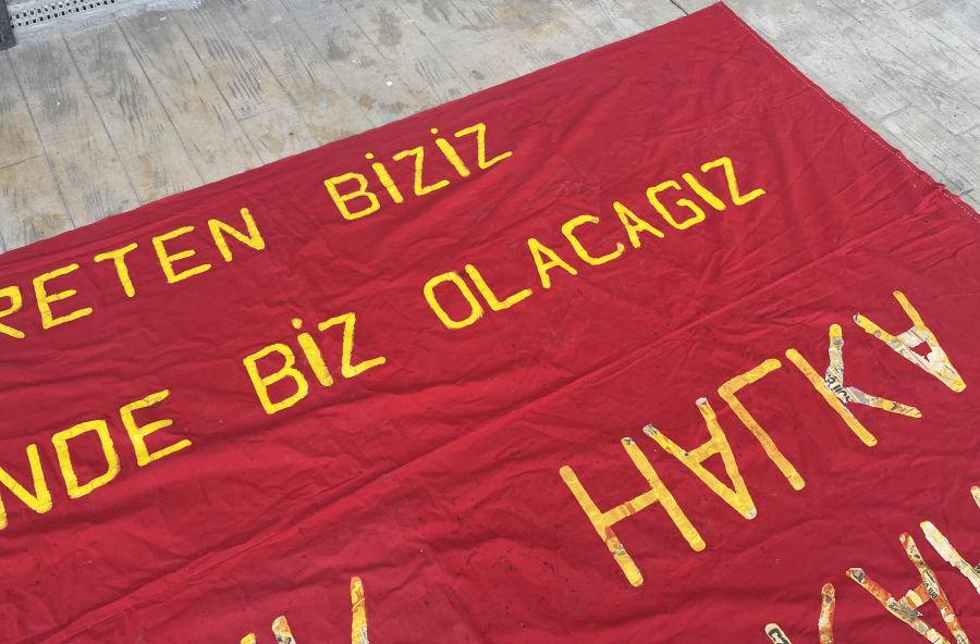 SİYASET TARİHİ - 1970 LERDEN DEV BOYDA KUMAŞ ÜZERİ EL YAZMASI SİYASİ AFİŞ