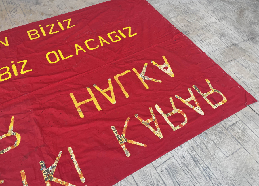 SİYASET TARİHİ - 1970 LERDEN DEV BOYDA KUMAŞ ÜZERİ EL YAZMASI SİYASİ AFİŞ