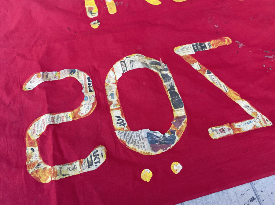 SİYASET TARİHİ - 1970 LERDEN DEV BOYDA KUMAŞ ÜZERİ EL YAZMASI SİYASİ AFİŞ